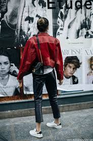 How To Rock 80s 90s Big Shoulders Leather Jacket Fashion Trend With Stan Smith Sneakers 1980s Fashion Trends Fashion 1980s Fashion