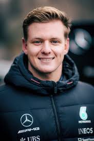 Luis Bennett's Instagram, Twitter & Facebook