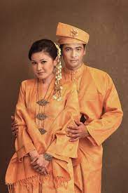 Pakaian orang melayu yang paling popular dikenali oleh semua ialah baju kurung untuk yang wanita dan baju melayu untuk yang jejaka. 35 Ide Baju Songket Tradisional Jm Jewelry And Accessories