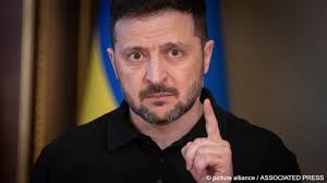 Despite Moscow's declaration of an Easter ceasefire, Russia is still  shelling areas near the front line, Ukrainian President Volodymyr Zelenskyy  said. https://p.dw.com/p/4tK4w