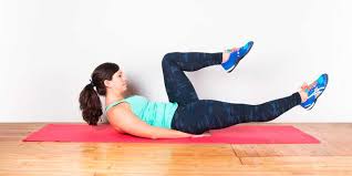 Stenditi a terra con le ginocchia piegate, così che i piedi siano paralleli al suolo. Addominali 6 Esercizi Alternativi Per Il Tuo Programma Di Allenamento