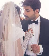 فرح الهادي تتهم فنانة شهيرة بإشعال المشاكل بينها وبين زوجها عقيل الرئيسي. Ø¨Ø§Ù„ÙÙŠØ¯ÙŠÙˆ Ø¨Ø¹Ø¯ Ø²ÙØ§ÙÙ‡Ù…Ø§ Ø§Ù„Ø«Ø§Ù†ÙŠ Ø§Ù„Ù…Ø«ÙŠØ± Ù„Ù„Ø¬Ø¯Ù„ Ù…ÙØ§Ø¬Ø£Ø© ØºÙŠØ± Ù…ØªÙˆÙ‚Ø¹Ø© Ù…Ù† ÙØ±Ø­ Ø§Ù„Ù‡Ø§Ø¯ÙŠ ÙˆØ¹Ù‚ÙŠÙ„ ÙˆØ§Ù„Ø¬Ù…Ù‡ÙˆØ± ÙŠØªÙ‡Ù…Ù‡Ù…Ø§ Ø¨Ø§Ù„Ø§Ø³ØªØºÙ„Ø§Ù„ Laha Magazine