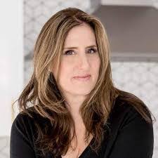 Delana Fernandez's Instagram, Twitter & Facebook