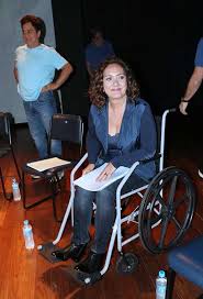 Entdecke alle serien und filme von eliane giardini. Eliane Giardini E Fotografada Em Cadeira De Rodas Estrelando