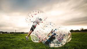 Bubble football, auch bubble soccer oder bubble ball genannt, ist der neue trendsport aus dänemark! Bubble Fussball In Dresden Erlebnisfabrik