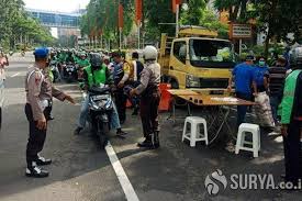 Ngerjain warga israel pakai video prank ojol viral pada colay semua!! Viral Video Ratusan Ojol Tutup Jalan Dan Hentikan Truk Pembawa Sembako Setelah Bansos Dibubarkan Polisi Halaman All Kompas Com