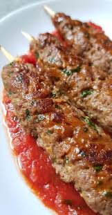 Brochettes De Kefta Accompagnees De Bulgur Sauce Tomate Et Choux De Bruxelles My Tasty Cuisine Recettes De Cuisine Turc Kefta Recette Turque Facile