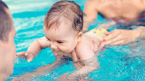 Bayi berenang memberi beragam manfaat untuk si kecil. Waktu Yang Tepat Untuk Memperkenalkan Berenang Pada Bayi