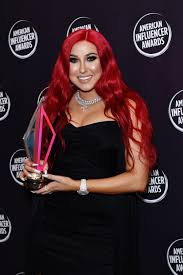 Please know that this is not hair! People Think Jaclyn Hill Is Lying About Her Highlighters Selling Out