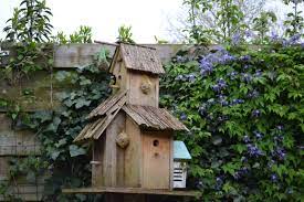 vogelhotel van afvalhoutjes en stukjes boomschors buiten leuke ideeen