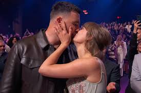 Making her first public appearance with her fiancé at the 2026 iHeartRadio Music Awards, Taylor Swift not only shone on stage but also captured the world's attention with a sweet moment behind the scenes. ngann