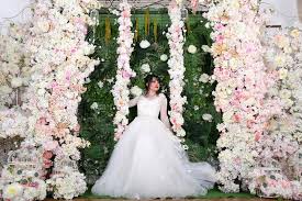 Gifts and flowers for him. Visezi La O Sedinta Foto Intr Un Decor De Poveste Esti La Un Like Distanta