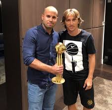 Height / weight / age … Modric Poso Con Su Balon De Oro Antes Del The Best