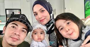 Amyra rosli belum bertunang dengan amar bahrin. Banyak Manusia Yang Karam Dalam Dunia Yang Penuh Mencabar Amyra Rosli Titip Pesanan Berhikmah Buat Anak Lelakinya