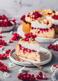 Vegan Meringue Cheesecake with Red Currants - Bianca Zapatka | Recipes