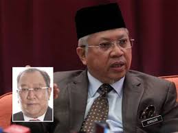 The name dahlan is a patronymic, and the person should be referred to by the given. Usah Ketepi Pandangan Annuar Demi Selamatkan Umno