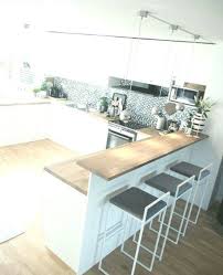 Schwarze wände und eingebaute küchenschränke als wohnidee. Arbeitsplatte Ist Niedrig Mit Erhohtem Stehtisch Bar Countertop Elevated Table Wohnzimmer Arbeitsplatt Kuche Einrichten Bartheken Design Esszimmerdesign