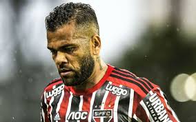 Can you identify all the mystery objects? Comentarista Nao Ve Espaco Para Daniel Alves No Flamengo Nao Seria Titular Nem No Meio Nem Na Lateral Flamengo Coluna Do Fla