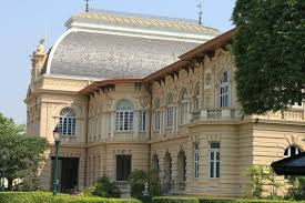 The house of liechtenstein, from which the principality takes its name, is the family which reigns by constitutional, hereditary right over the nation of liechtenstein.only dynastic members of the family are eligible to inherit the throne. Kongefamilien Bor I Fransk Hus Siljene Gjor Ting De Ikke Kan Off Exploring