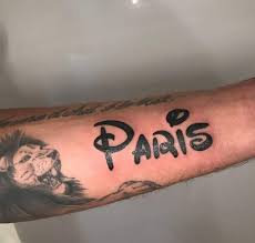 Viviendo una tragicomedia desde 1995. Presume Paris Hilton El Tatuaje Que Su Novio Se Hizo Por Amor