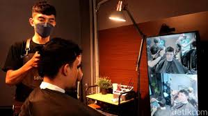 Unik, Barbershop di Bandung Ini Ganti Cermin dengan Monitor Berkamera
