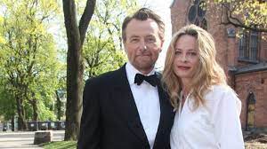 Tegner og programleder, og generelt svak for ubeskyttede titler. Fredrik Skavlan And Maria Bonnevie Dating Gossip News Photos