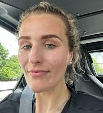 I just love me a bold brow. 😍✨ But remember ladies—bold does NOT mean  black. For that perfect bold look, I stick with a darker shade of brown, or  sometimes I let