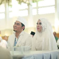 Di atas sana ada jutaan malaikat yang sedang bertasbih. begitu kata abahnya yang tak lain adalah kiai lutfi sambil menggendongnya. Ingat Pemeran Azzam Di Ketika Cinta Bertasbih Ini Kabar Terbarunya
