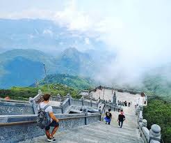 The height of the mountain was 3,143 metres (10,312 ft) in 1909, but now the height of the mountain is 3,147.3 metres (10,326 ft). Nháº¥t Ä'á»‹nh Pháº£i Chinh Phá»¥c Ä'á»‰nh Fansipan Má»™t Láº§n Trong Ä'á»i