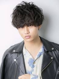 メンズのおでこの広さは髪型で解決 おでこが広いから似合う髪型９選 bangs バングス メンズ ヘアスタイル 男性の髪 ツイスト スパイラル パーマ