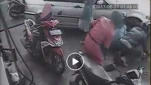 Flash zenfone 2 usb logo / walnut wood customize c. Viral Anak Kecil Dilindas Mobil Sedan Di Spbu Lihat Videonya