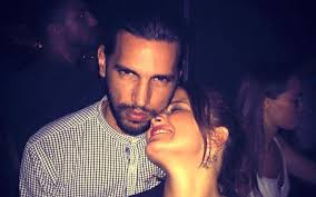 O músico pediu a cantora em casamento. Diogo Clemente Salva Quatro Pessoas Marido De Carolina Deslandes Troca A Musica Pela Capa De Super Heroi Vip Pt