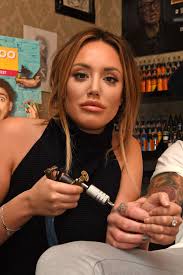 Jay bigz ile olan birlikteliğine son veren sophie kasaei, ayrılığın acısını atlatmaya çalışıyor. Charlotte Crosby Just Tattoo Of Us Press Day At Nemisis Tattoo Parlour 01 Gotceleb