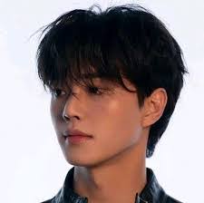 Manuel Leonard's Instagram, Twitter & Facebook