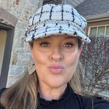 What color to paint cabinets with SW Egret White and Cambria Everleigh?