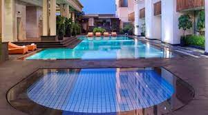 Anda bisa menghabiskan waktu dengan berenang di kolam renang dan mencicipi kuliner lezat yang tersaji di the gallery restaurant. 10 Hotel Dengan Kolam Renang Terbaik Di Jakarta