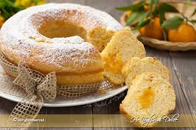 80 gr d ricotta, 4 uova, 330 gr farina, 100 gr di zucchero, 2 cucchiaini di lievito, 1 bustina di vanillina,, 1 pizzico di sale , 170 gr olio di semi di arachidi, 1 arancia. Ciambella Alla Ricotta Con Cuore Di Marmellata
