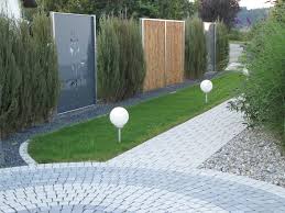 Er lässt mülltonnen einfach, aber wirkungsvoll aus dem blickfeld verschwinden. Edelstahl Und Aluminium Sichtschutz Moderner Garten Von Edelstahl Atelier Crouse Modern Homify