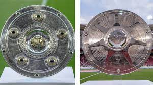 Die meisterschale ist benutzt, und hat einige gebrauchsspuren. Christian Seifert Uberreicht Meisterschale Am 34 Spieltag Dfl Deutsche Fussball Liga