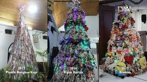 Kamu bisa buat pola rangka pohon natal dari washi tape putih atau benang putih pada tembok. Lihat Uniknya Pohon Natal Dihiasi Pipet Plastik Di Toraja Utara By Tribun Makassar
