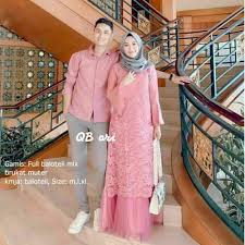 Beli pakaian couple muslim online berkualitas dengan harga murah terbaru 2021 di tokopedia! Jual Couple Estika Baju Couple Brokat Sarimbit Rok Tutu Dress Pink Coksu Merah Muda Kota Pekalongan Aneka Batik Modern Tokopedia