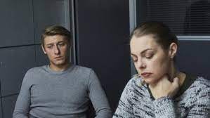 Reportérka (eliška křenková) má byt přímo naproti výstavišti v holešovicích v praze, stejný byt se objevil i ve filmu ženy v běhu (2019), kde ho obýval vojta (vladimír polívka). Specialiste Extra Cz