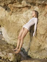 Teen girl with super hairy pussy – Naked Girls