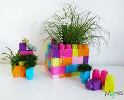 Les pots de fleurs en terre cuite, vous ne trouvez pas ça très glamour ? Diy Enfants Relooker Et Creer Des Pots De Fleurs Momes Net