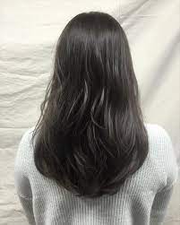 流行の髪色アイスグレーのヘアカラーサンプル画像5 ヘアスタイル ロング 髪 色 ヘアカラー