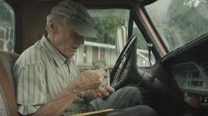 Ero in una pizzeria milanese con pochissimi tavoli ad aspettare un'amica in ritardo. Il Corriere The Mule Il Trailer Italiano Del Film Hd Mymovies It