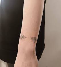 Aussi connu sous le nom de lotus rouge, cette fleur symbolise l'état originel du cœur. 1001 Idees De Tatouage Fleur De Lotus Et Son Symbolisme Idee Tatouage Poignet Beau Tatouage Tatouage Fleur De Lotus