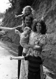 Run To The Rescue With Love And Peace Will Follow Meaning River Phoenix I M In Love With This Photo Young With Parents And Two Siblings River And Joaquin Phoenix River Phoenix Rain Phoenix