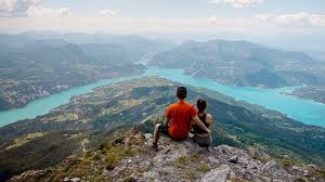 Boven de rivier van de durance aan de rand van het meer de lac serre ponçon (fantastische rondtocht op de fiets) ligt het oude stadje van. Lac De Serre Poncon Urlaub In Der Region Hautes Alpes