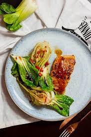 Als beilage zum thunfischsteak passen kartoffelkroketten oder auch kleine kartoffelpuffer oder röstkartoffeln. Pak Choi Aus Dem Ofen Mit Gebratenem Lachs Asia Style Eine Kleine Prise Anna